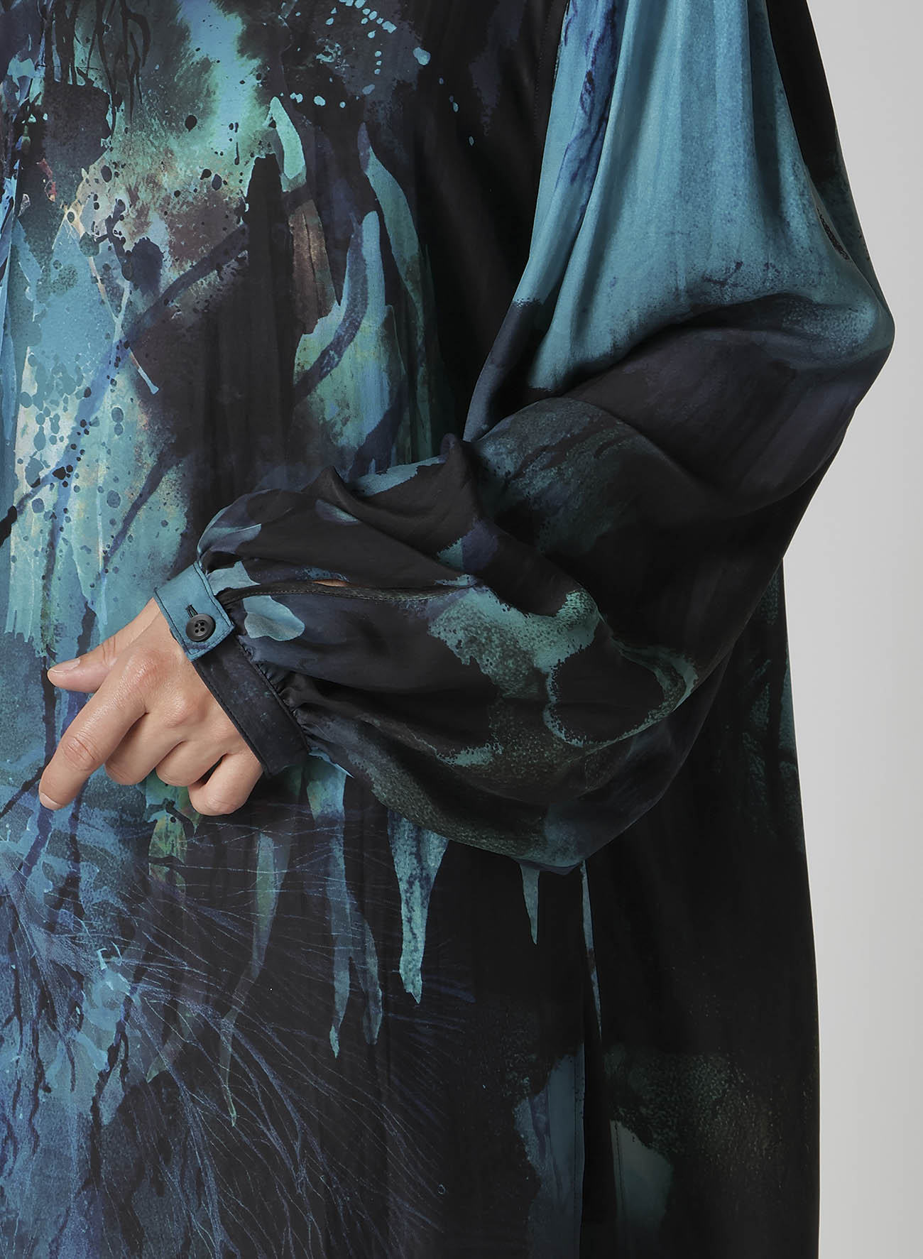 SEA MOTIF PRINTED GATHER OPEN COLLAR BLOUSE