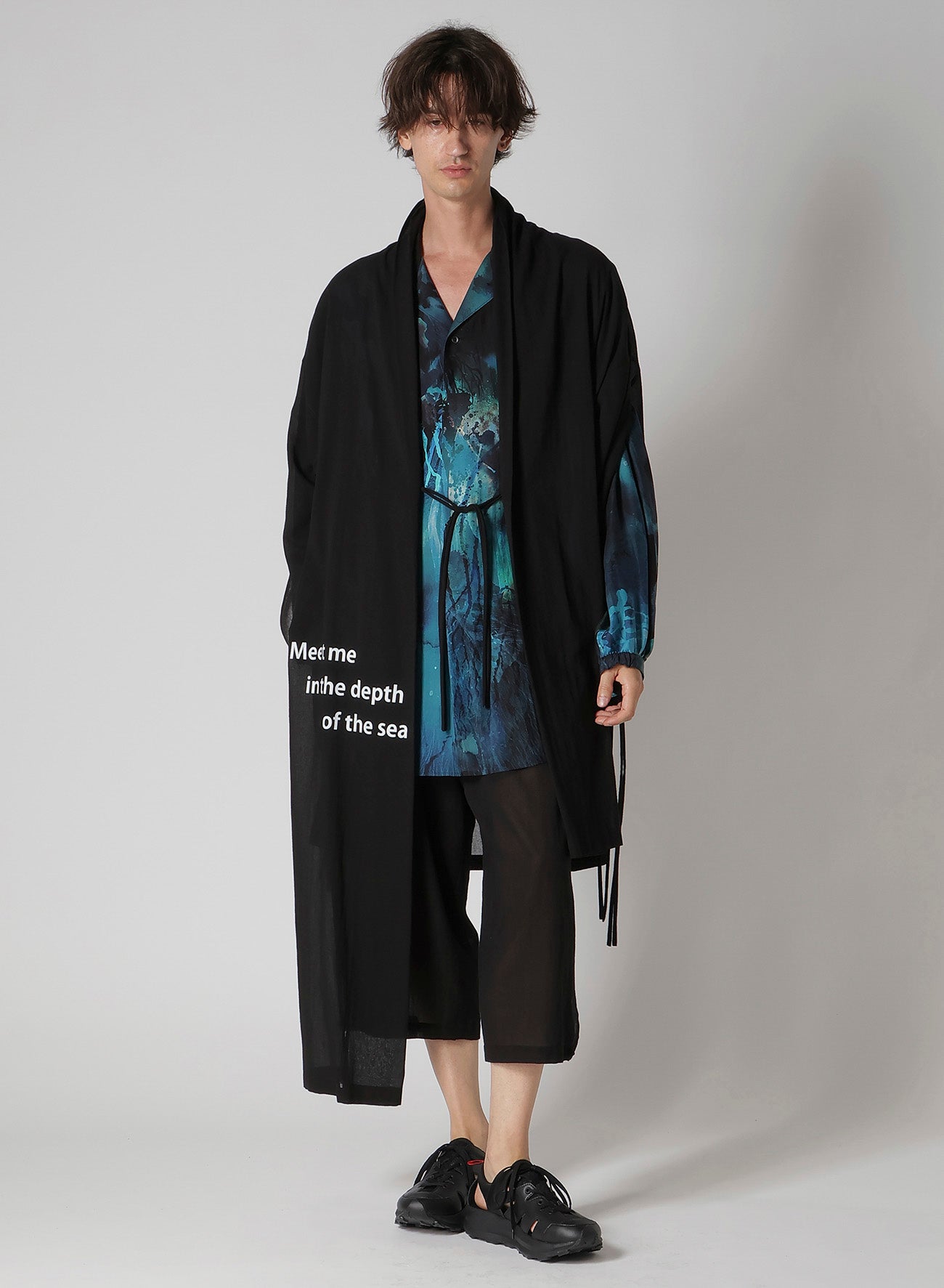 SEA MOTIF PRINTED GATHER OPEN COLLAR BLOUSE