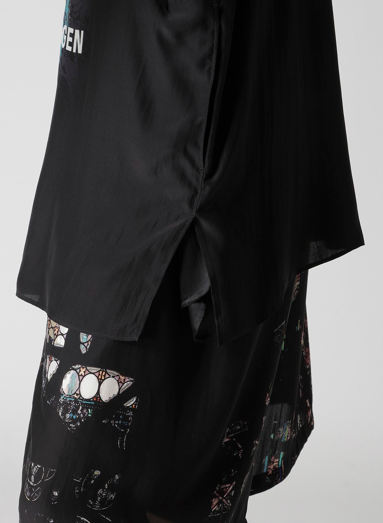 CORAL WATERCOLOR BLACK GUESSETED SHORT SLEEVE B/ BK CORAL