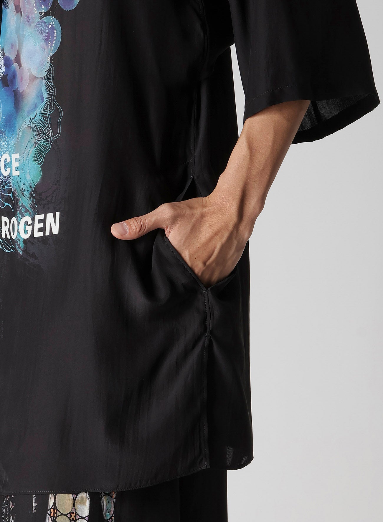 CORAL WATERCOLOR BLACK GUESSETED SHORT SLEEVE B/ BK CORAL