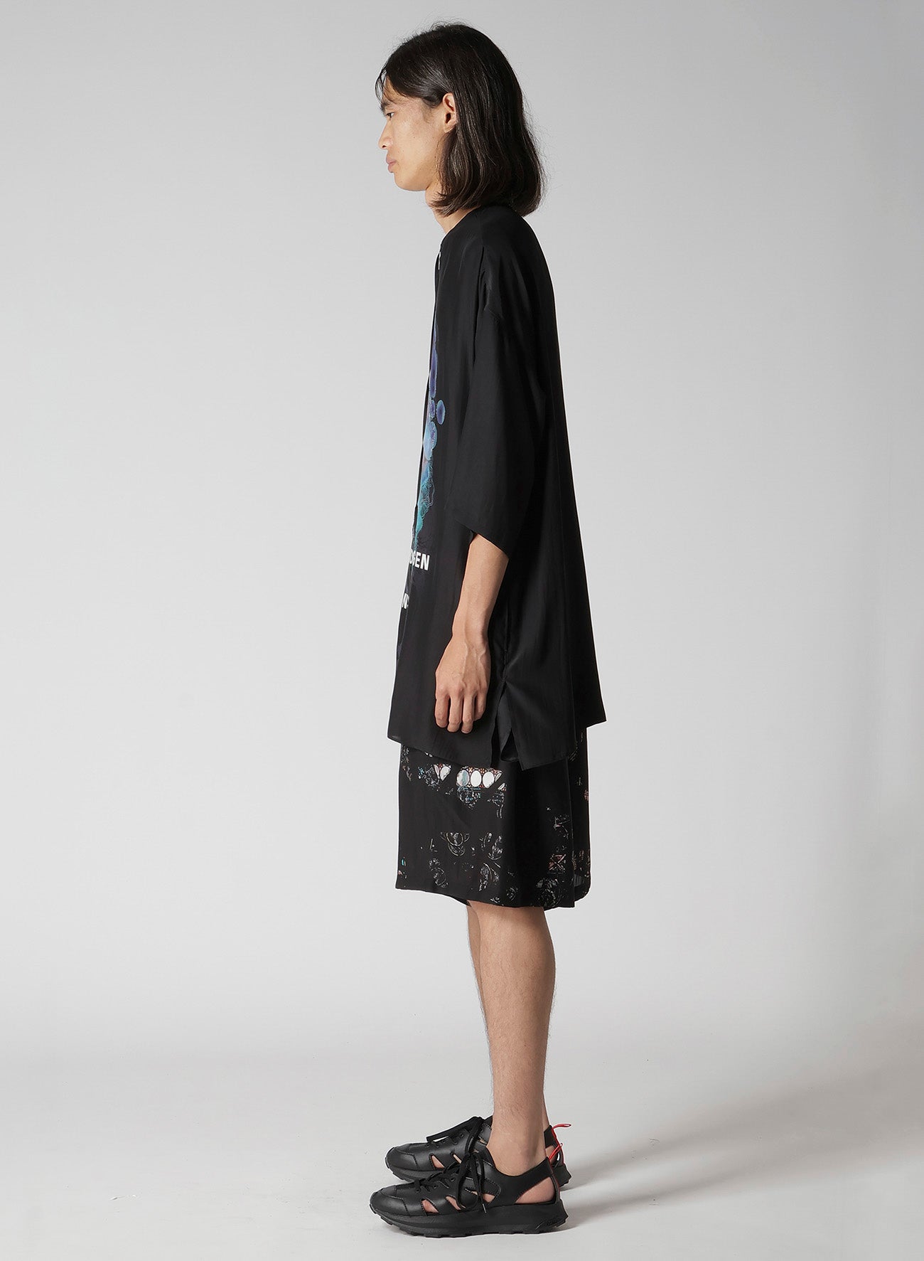 CORAL WATERCOLOR BLACK GUESSETED SHORT SLEEVE B/ BK CORAL