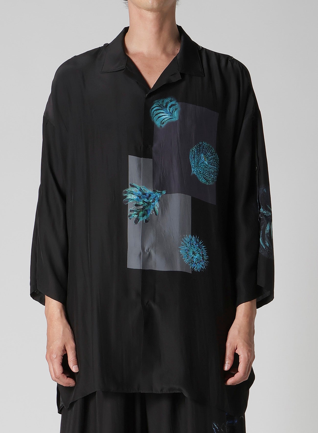 SEA CREATURE PRINTED SHOULDER OPNED BLOUSE