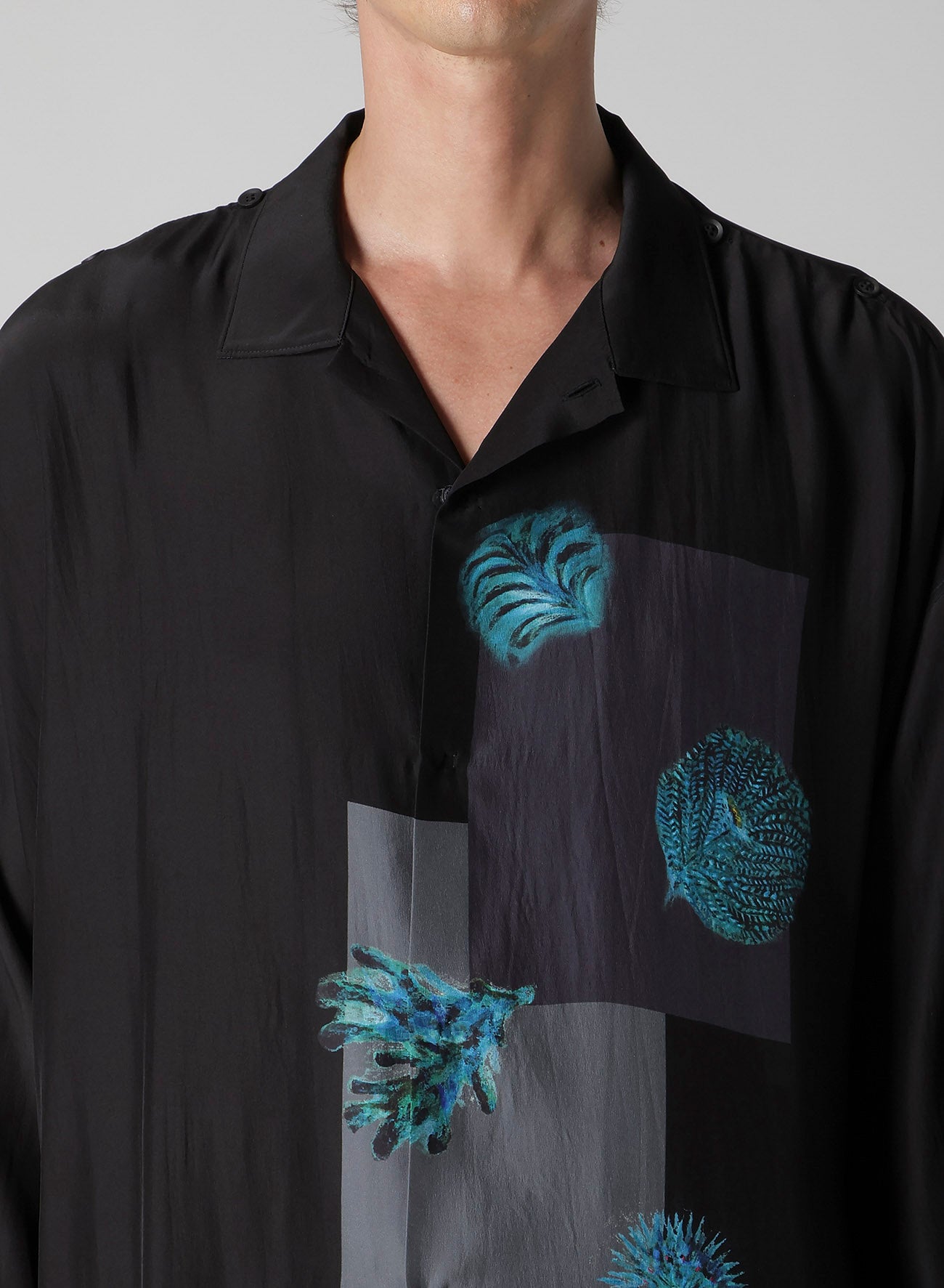 SEA CREATURE PRINTED SHOULDER OPNED BLOUSE