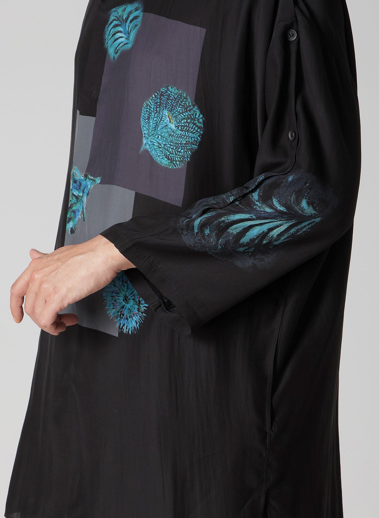 SEA CREATURE PRINTED SHOULDER OPNED BLOUSE