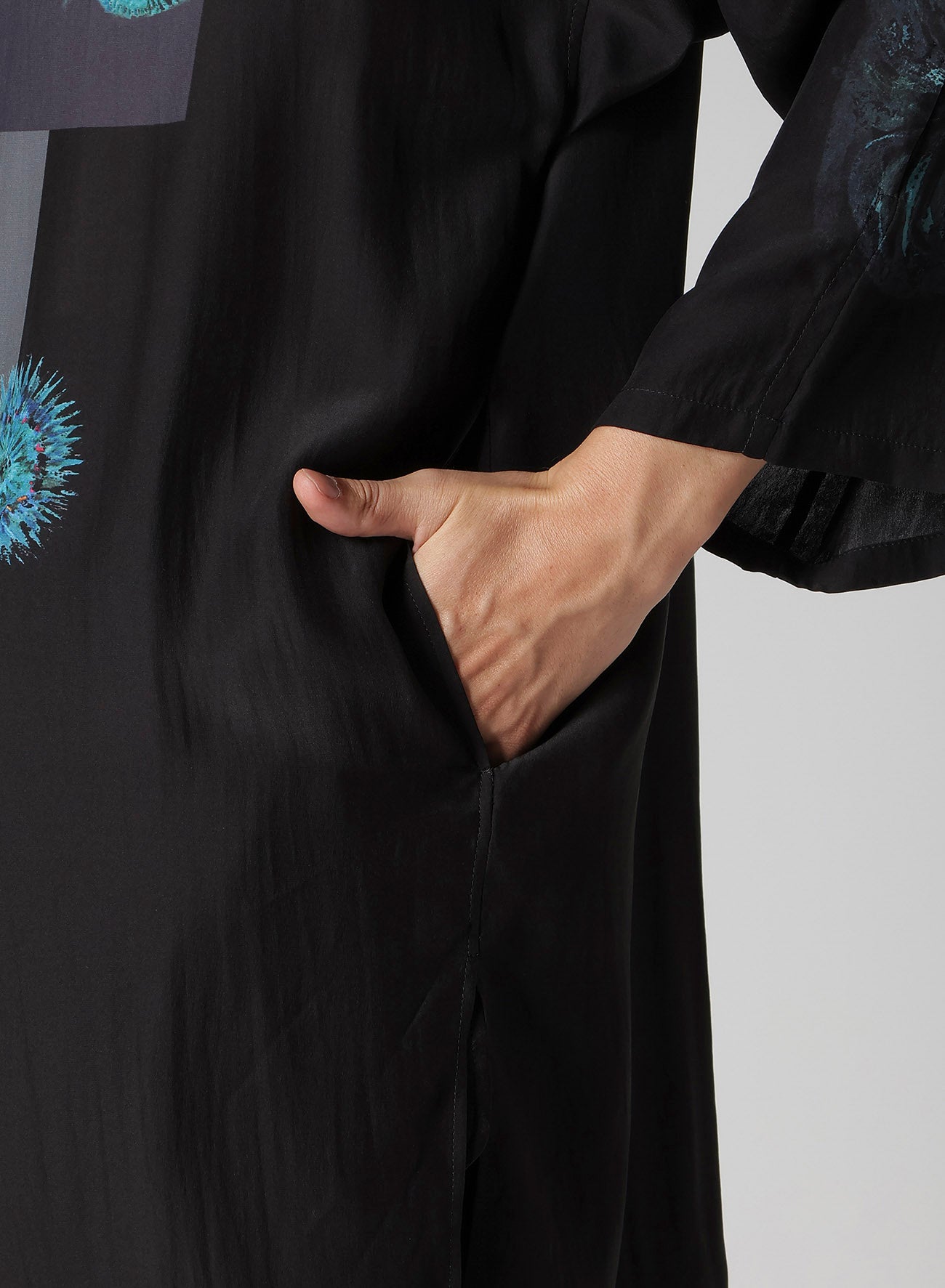 SEA CREATURE PRINTED SHOULDER OPNED BLOUSE