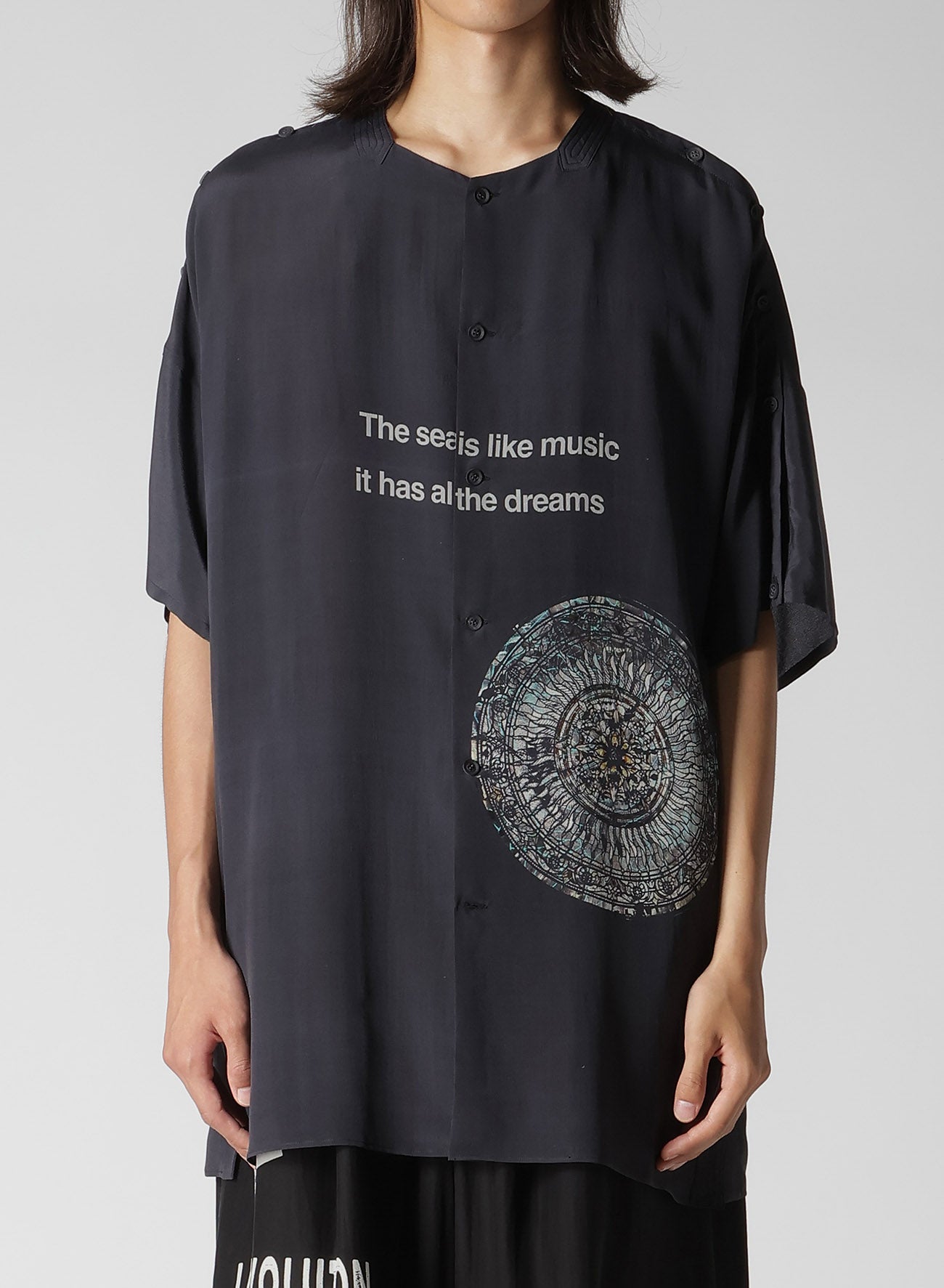 GREY/LINING COLLARLESS SHORT SLEEVE BLOUSE