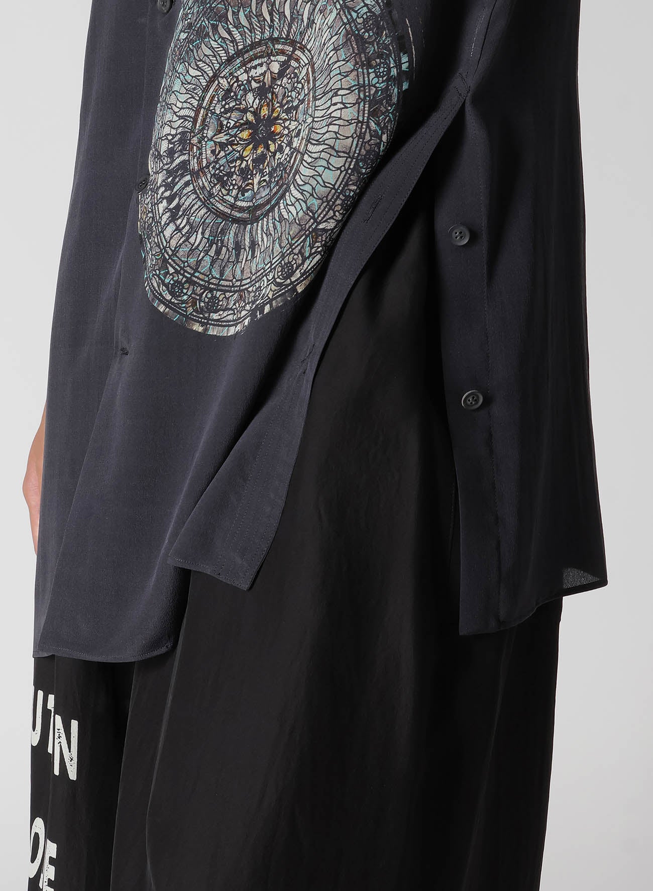 GREY/LINING COLLARLESS SHORT SLEEVE BLOUSE