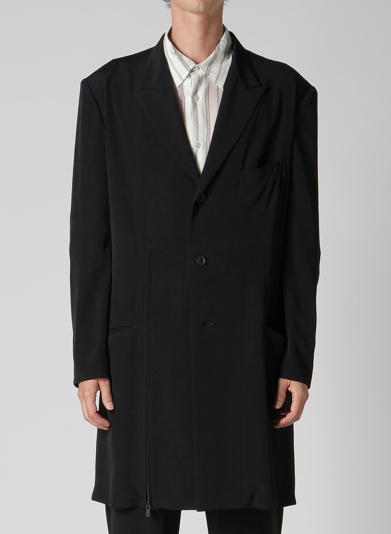 TA TUXEDO PEAKED LAPEL ZIP OPENED JACKET
