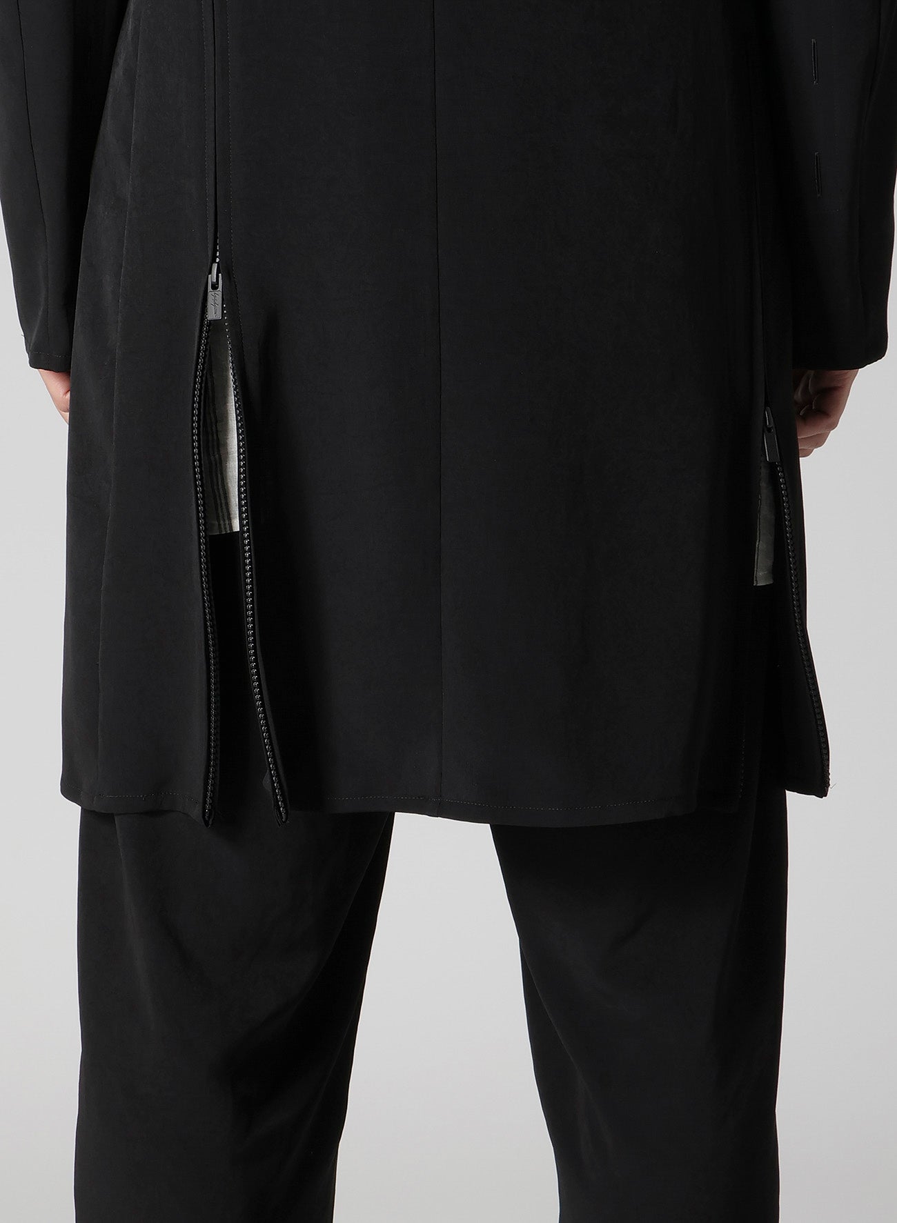 TA TUXEDO PEAKED LAPEL ZIP OPENED JACKET