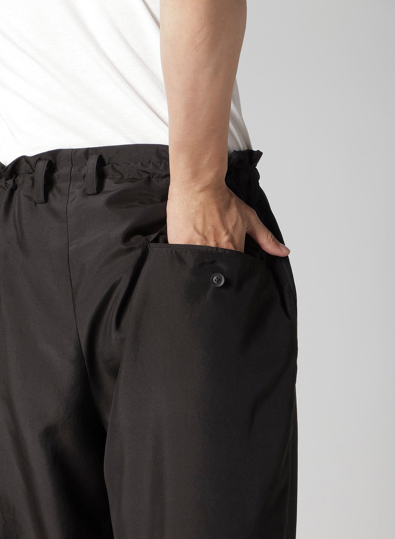 SILK HABUTAE TRIANGLE TAB SLIM PANTS