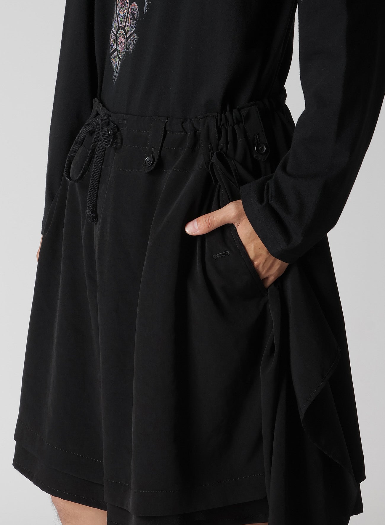 TA TUXEDO DRAPE PANEL ATTACHED SHORT PANTS