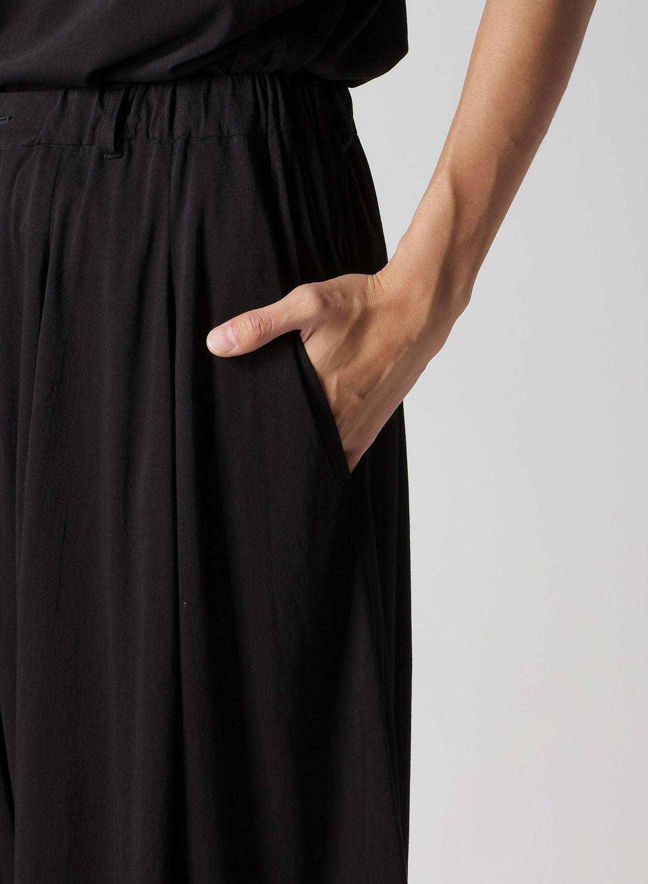 ALBINISTA CHIFFON TUCK PANTS