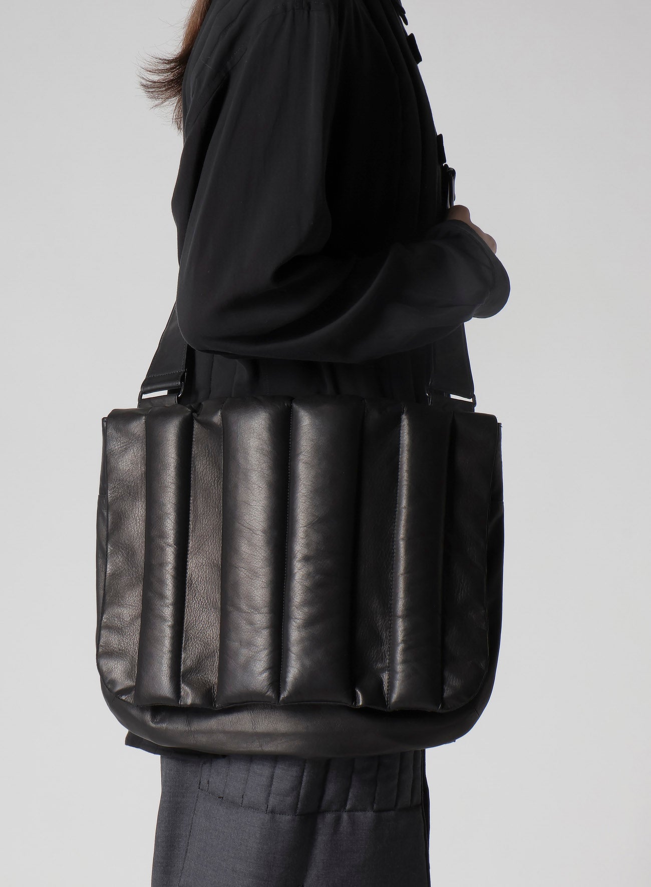 GARMENT LEATHER PADDED SHOULDER BAG