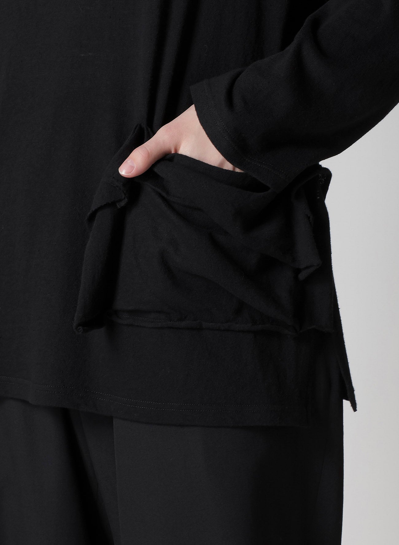 COTTON SILK NOIR GAUZE JERSEY POCKET DETAIL LONG SLV T