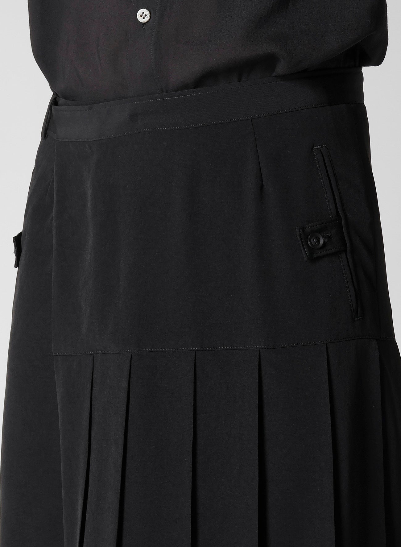 TA TUXEDO PLEATS SKIRT