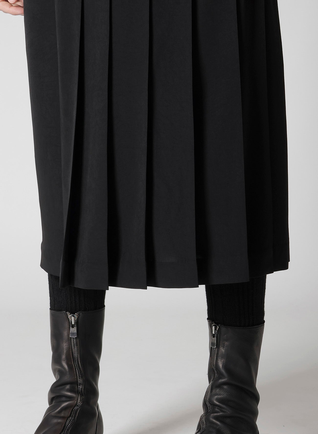 TA TUXEDO PLEATS SKIRT