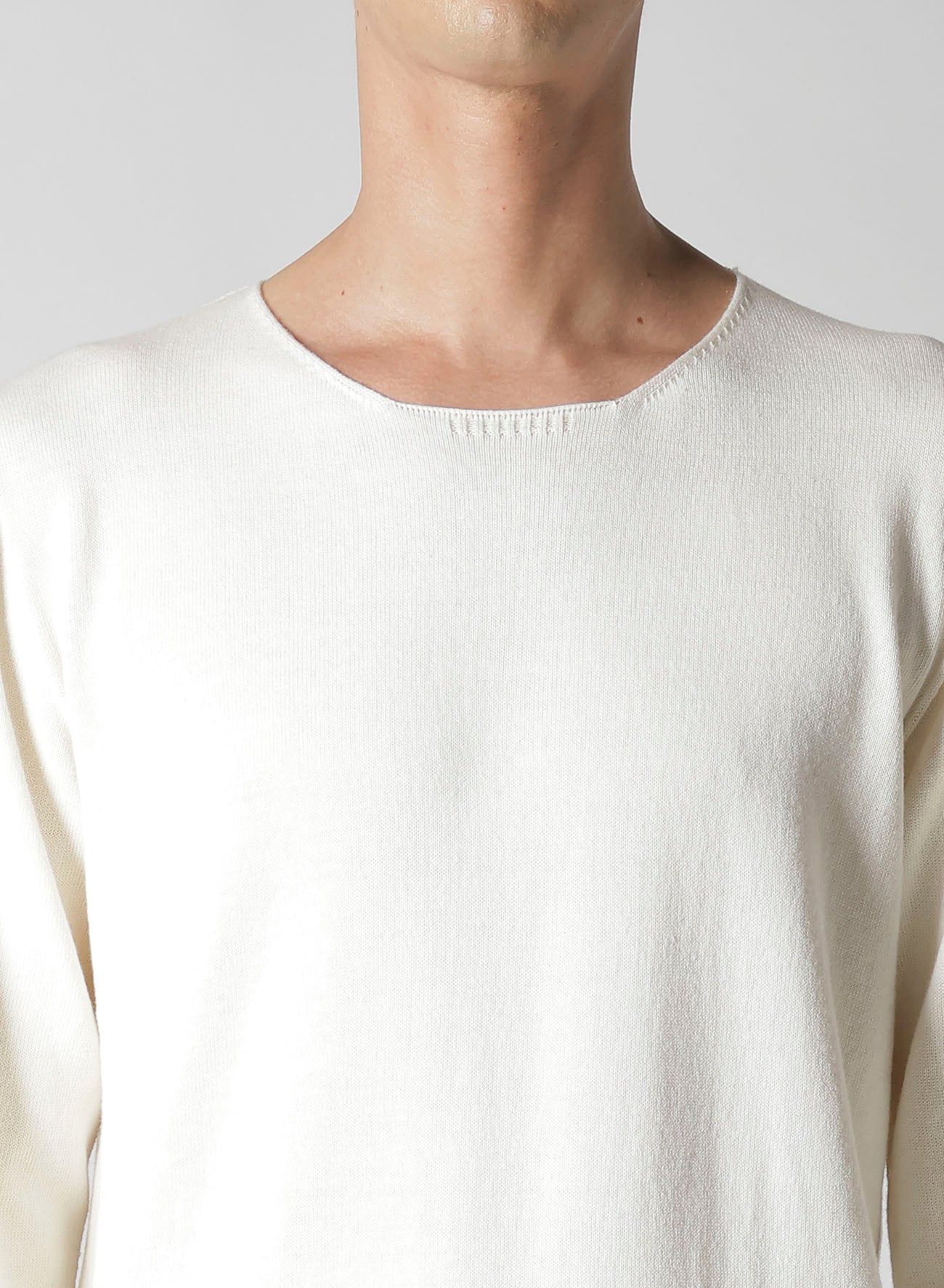 ROUND NECK KNIT WITH EMBROIDERY