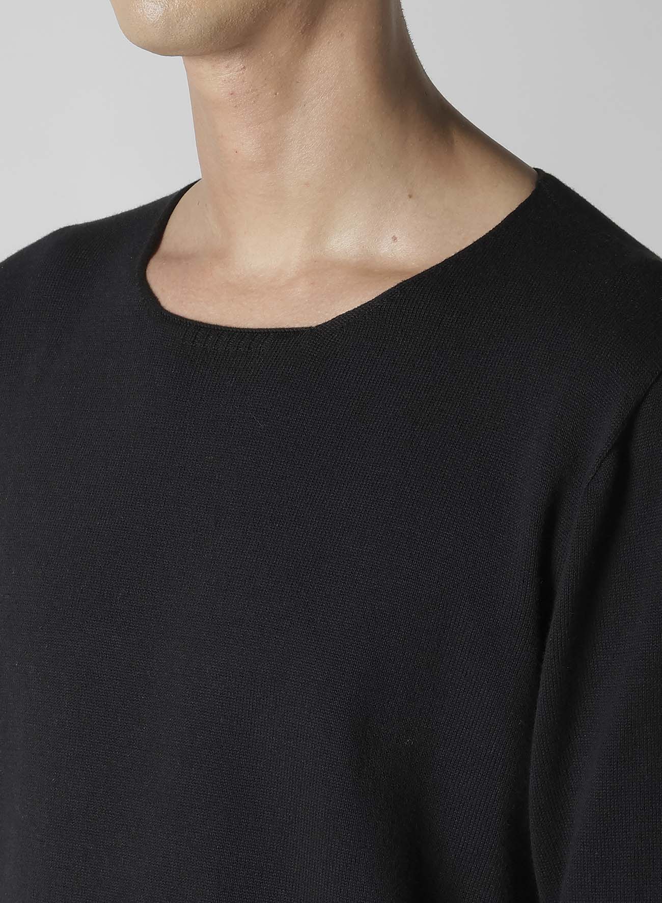 ROUND NECK KNIT WITH EMBROIDERY