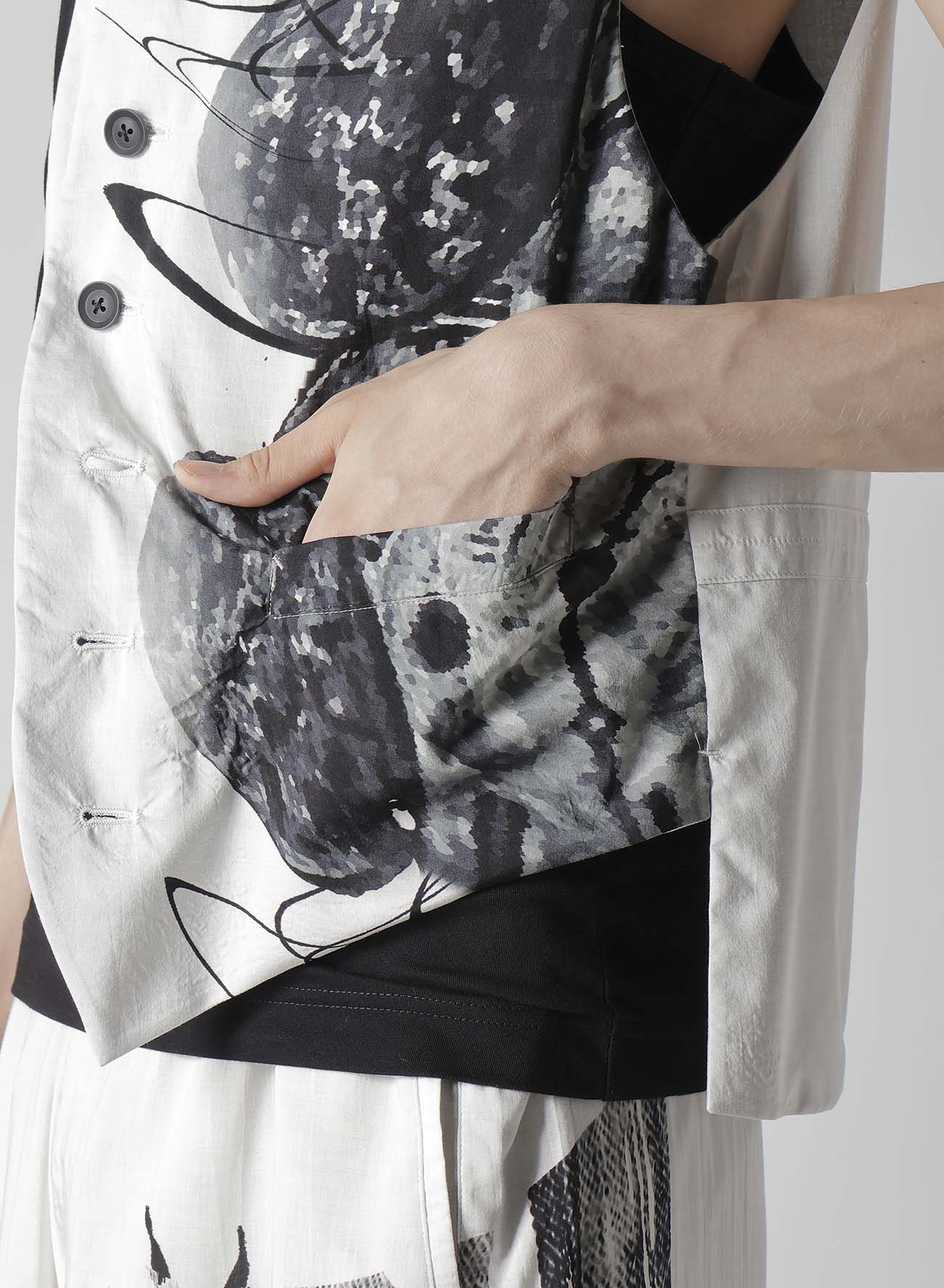 CLOCK PRINT ASYMMETRY VEST