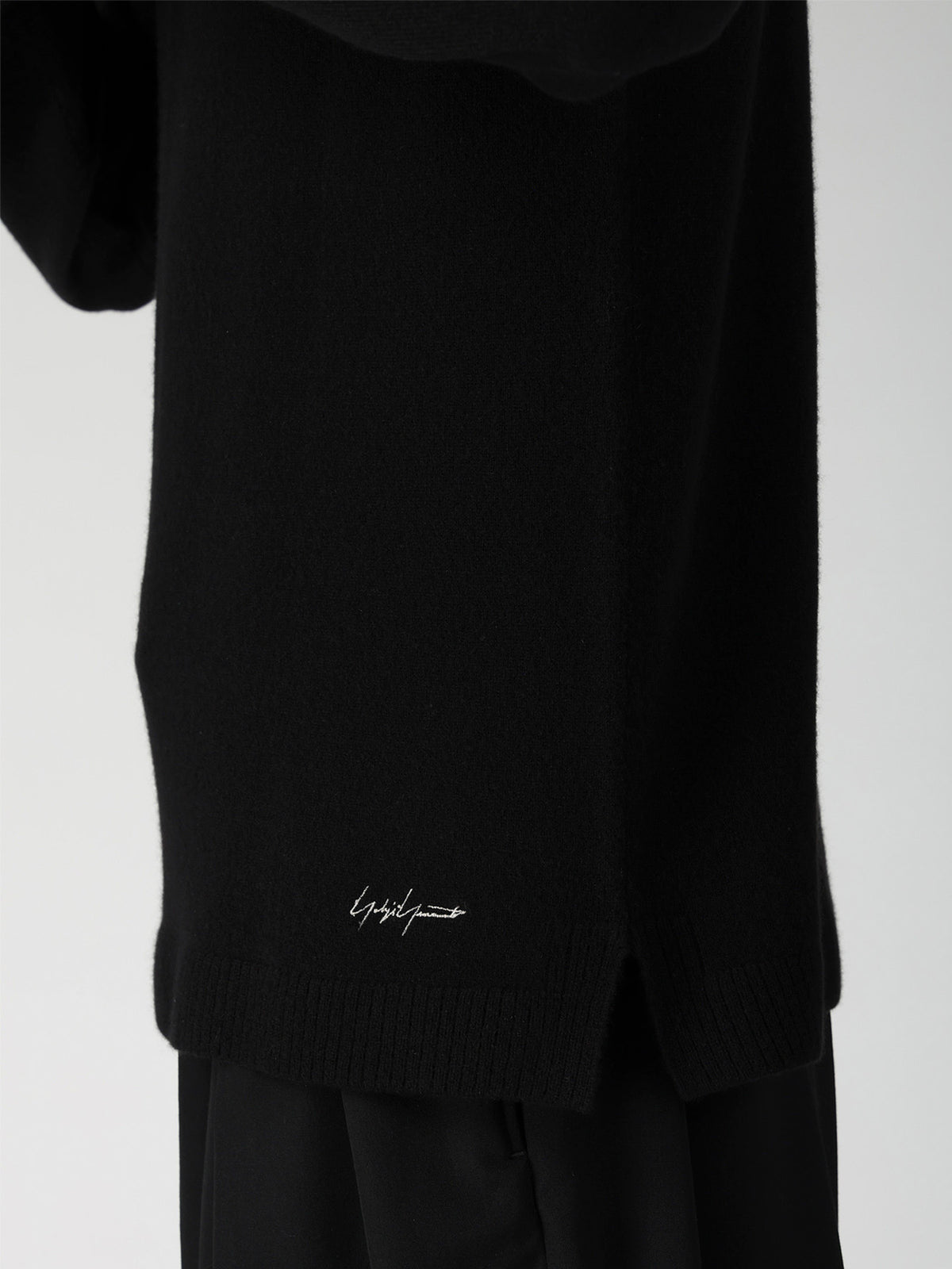 SINGLE JERSEY SIGNATURE EMBROIDERED KNIT