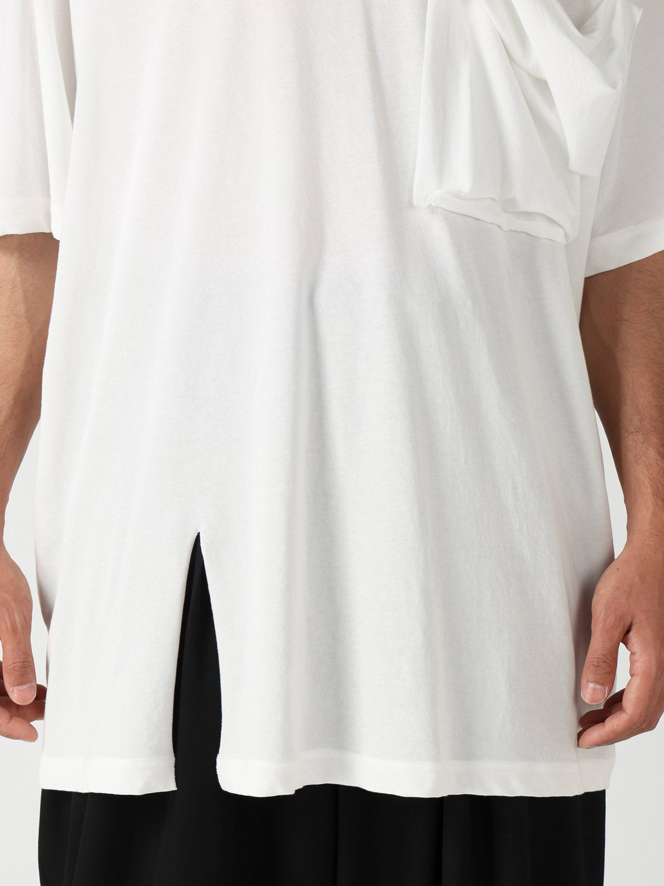 HARD TWISTED SINGLE JERSEY POCKET HEM SLIT SHORT SLEEVE T – THE