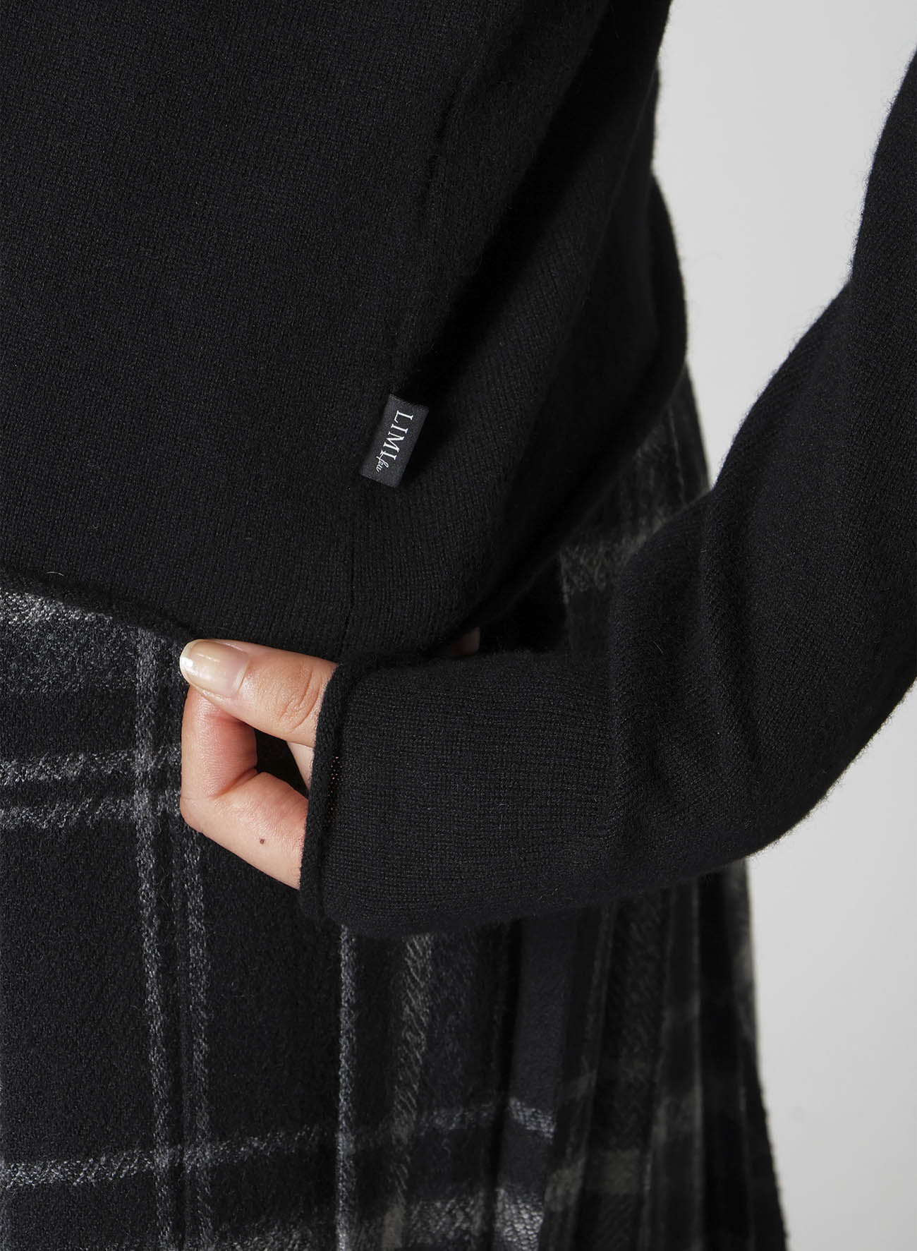 CASHMERE SINGLE JERSEY HIGH NECK SLIT KNIT
