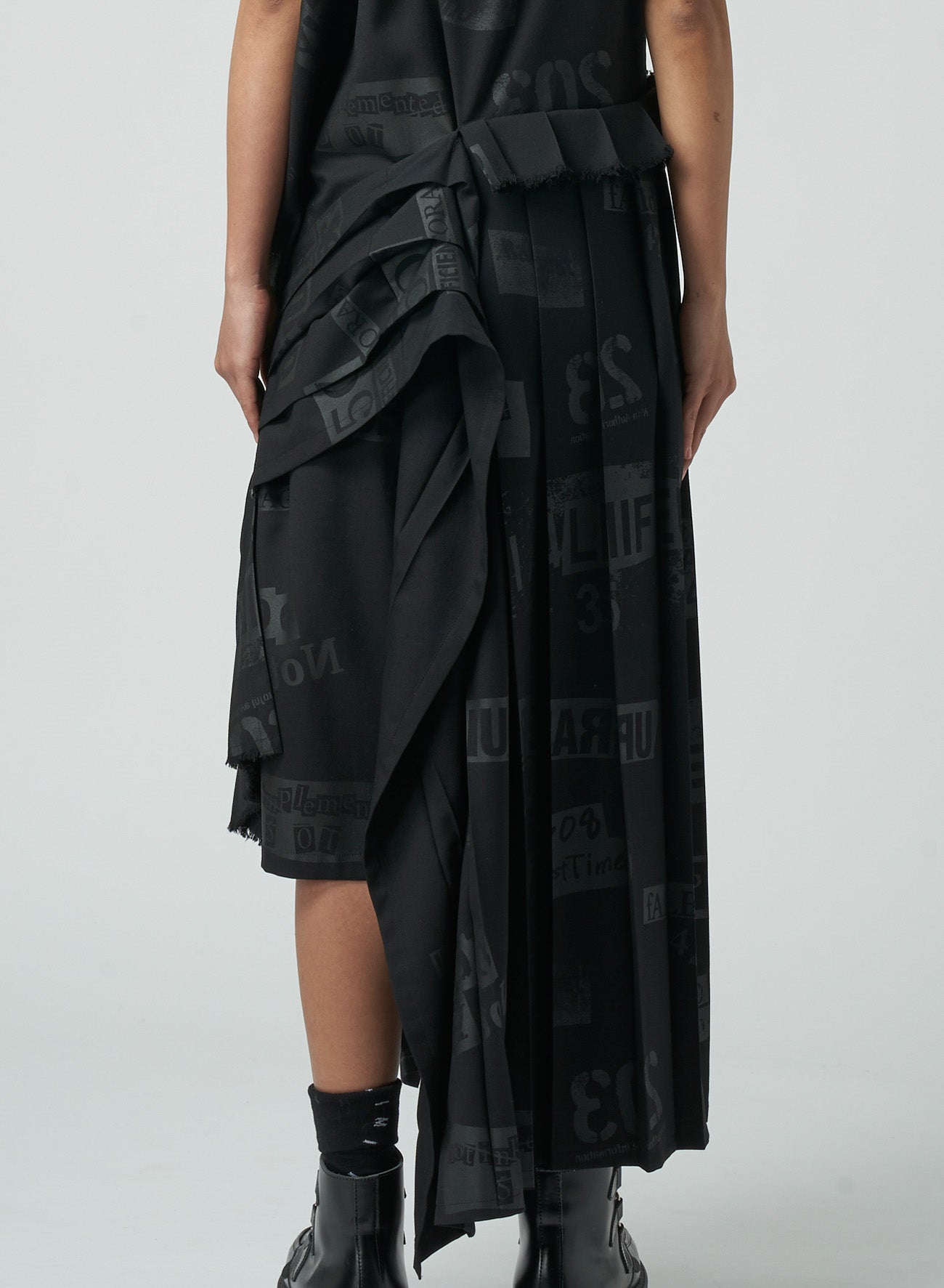 PRINTED SERGE DRESS WITH PLEATED SKIRT