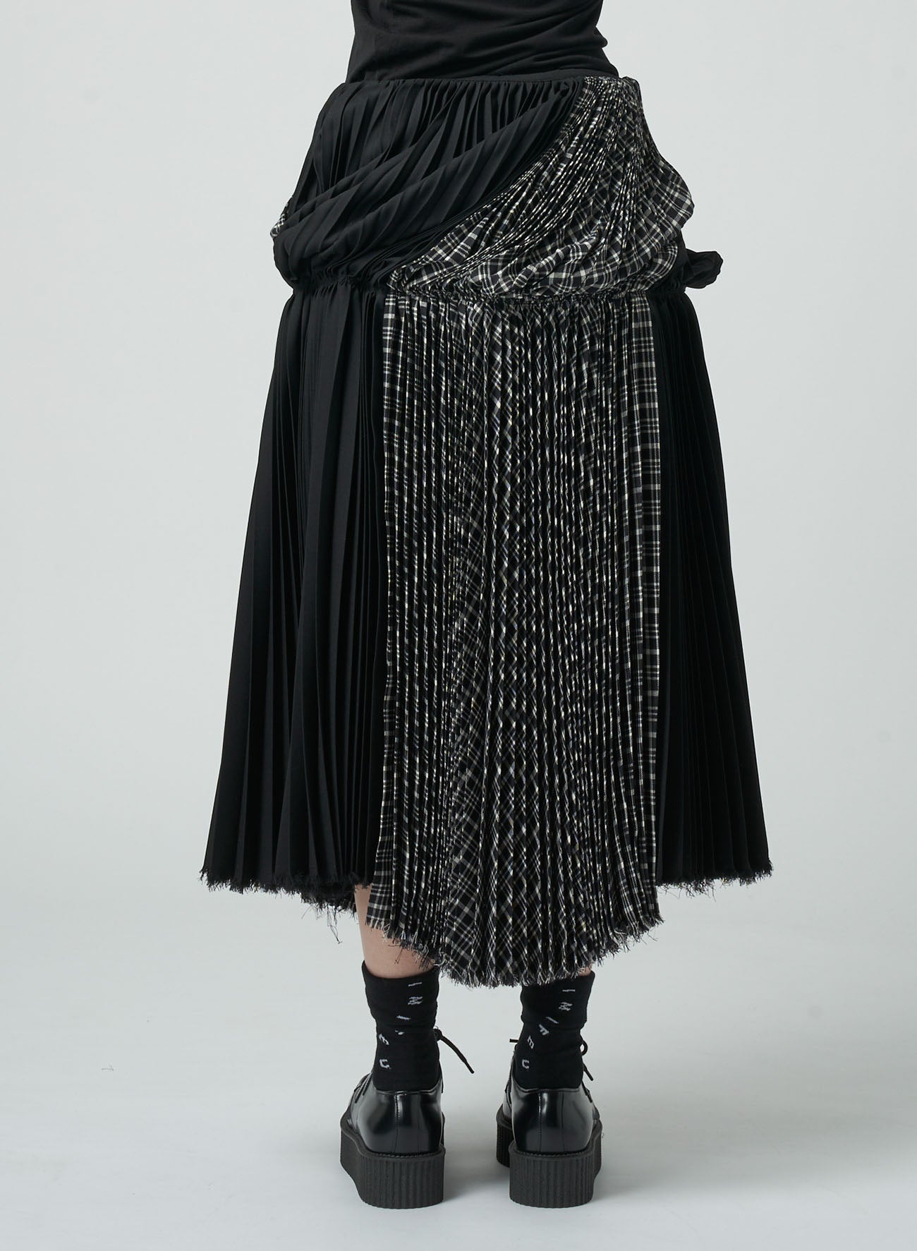 PLEATED SKIRT WITH TWISTED DESIGN