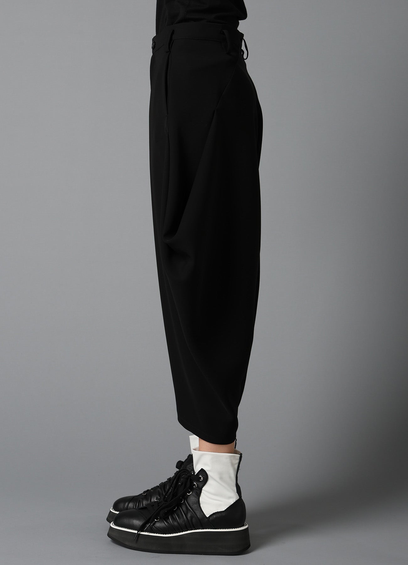 DOUBLE SATIN BIG TUCK PANTS