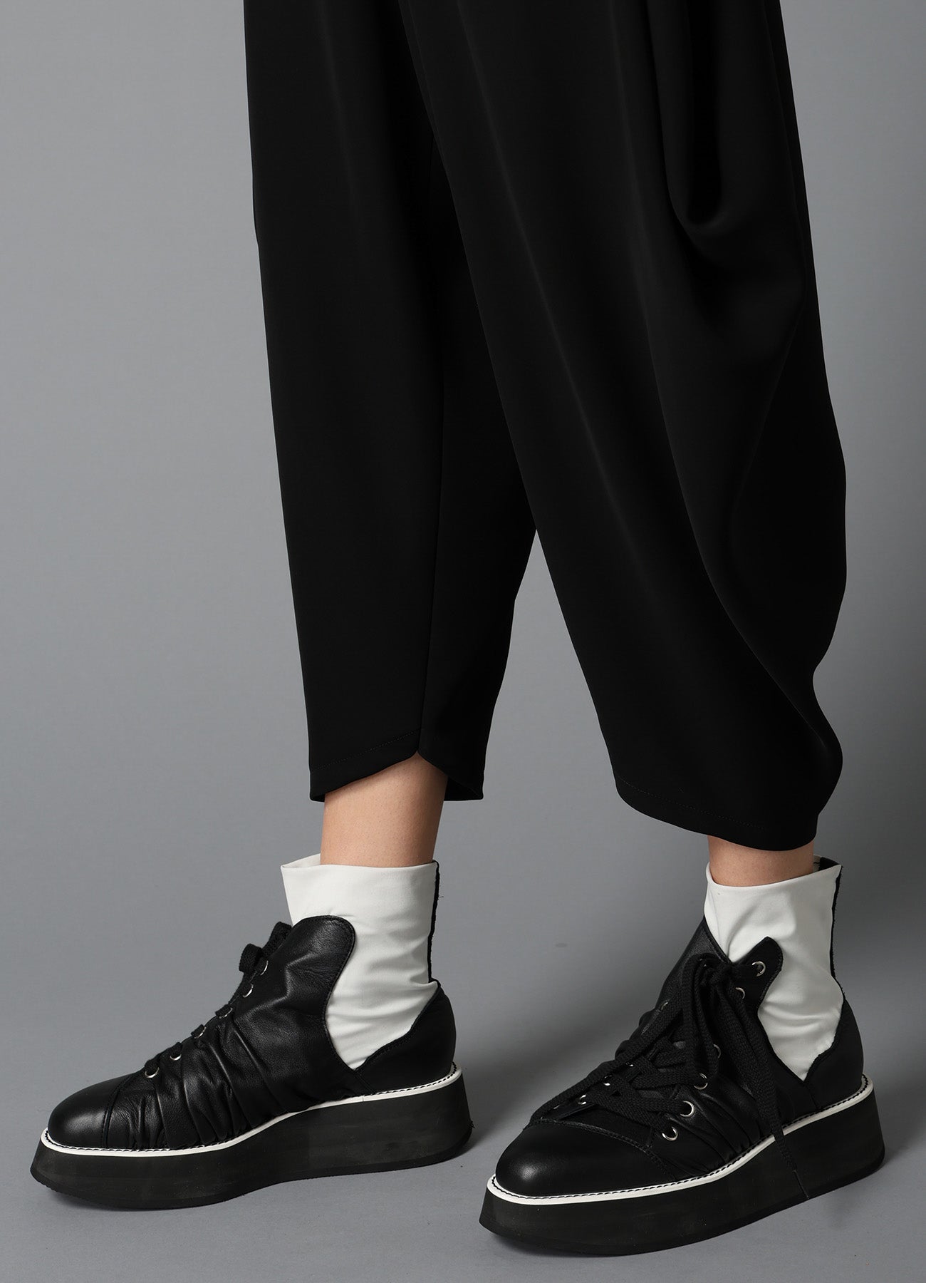 DOUBLE SATIN BIG TUCK PANTS