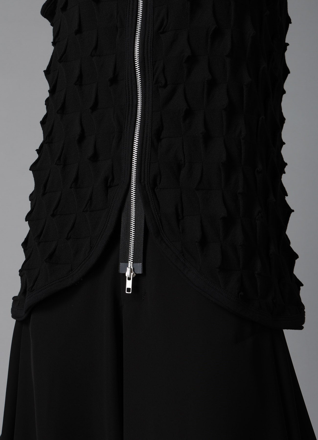 3D LINK STITCH ROUND HEM SLEEVELESS TEE