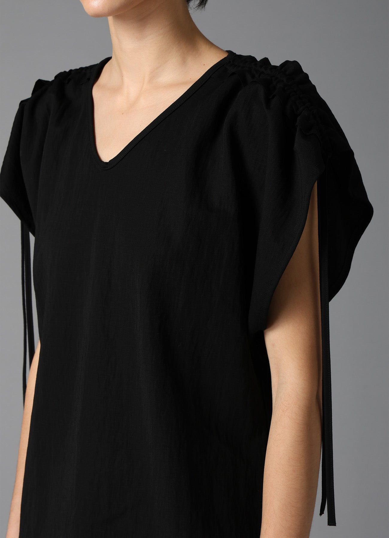 NATURAL SMOOTH SHOULDER GATHER TEE