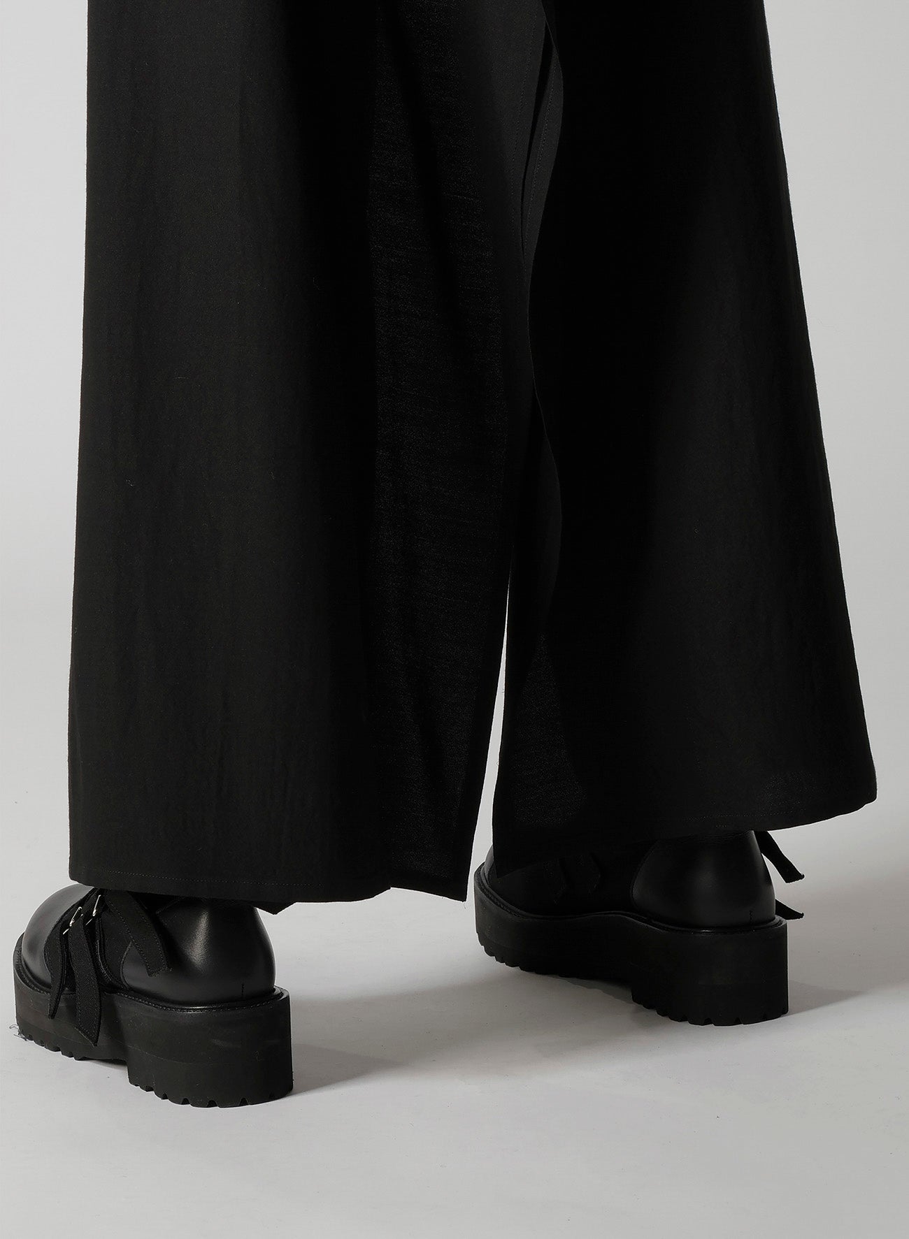 MILLED GABARDINE FRILLED PANTS