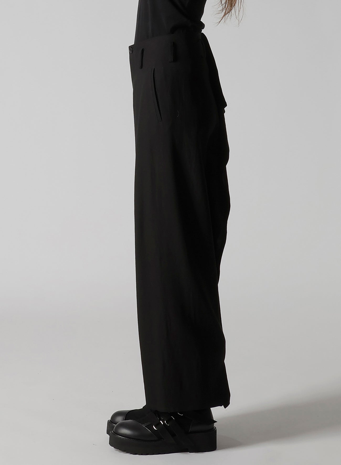 MILLED GABARDINE FRILLED PANTS