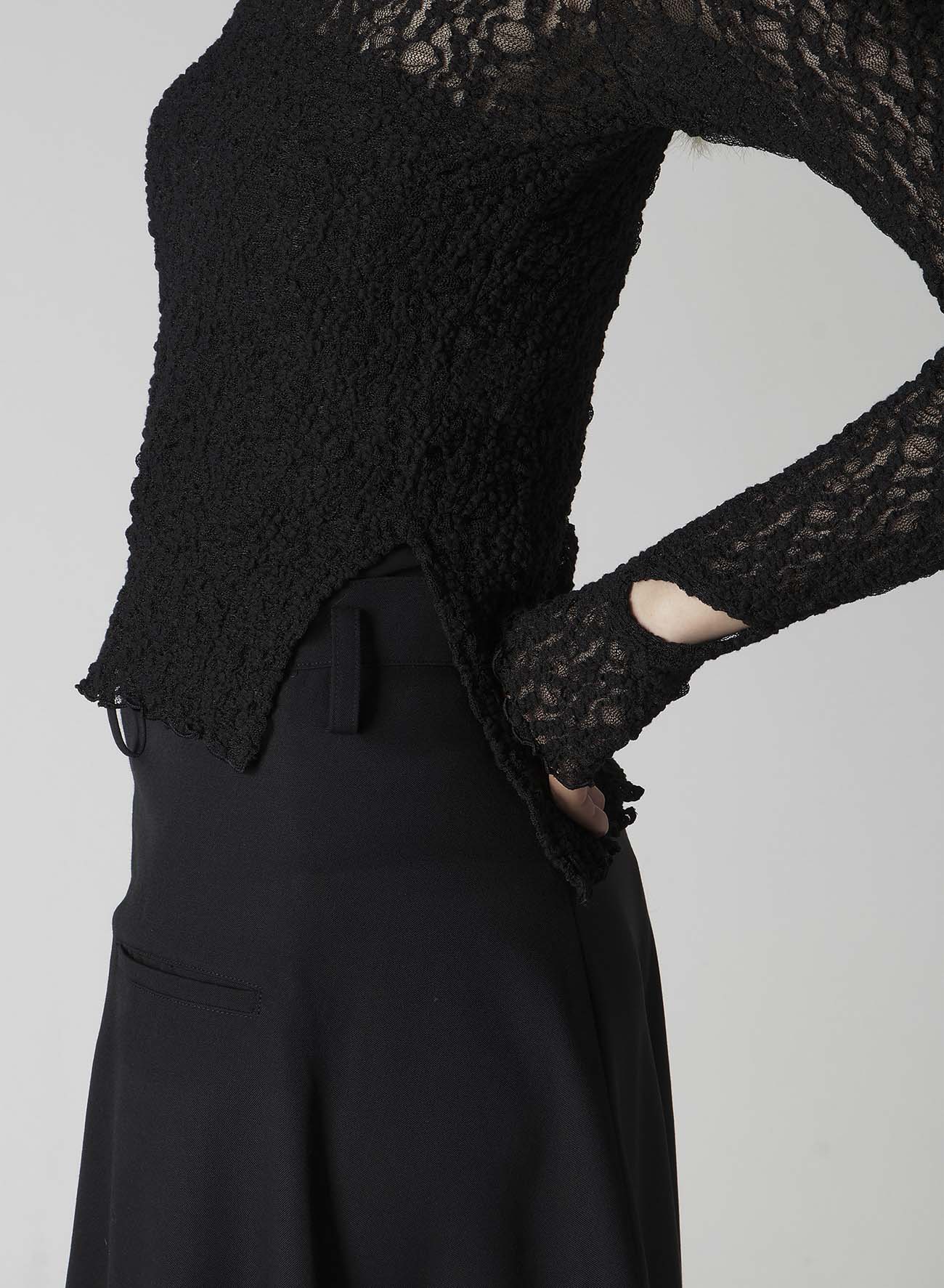 FLOWER SHIRRING SLIT HIGH NECK T-SHIRT