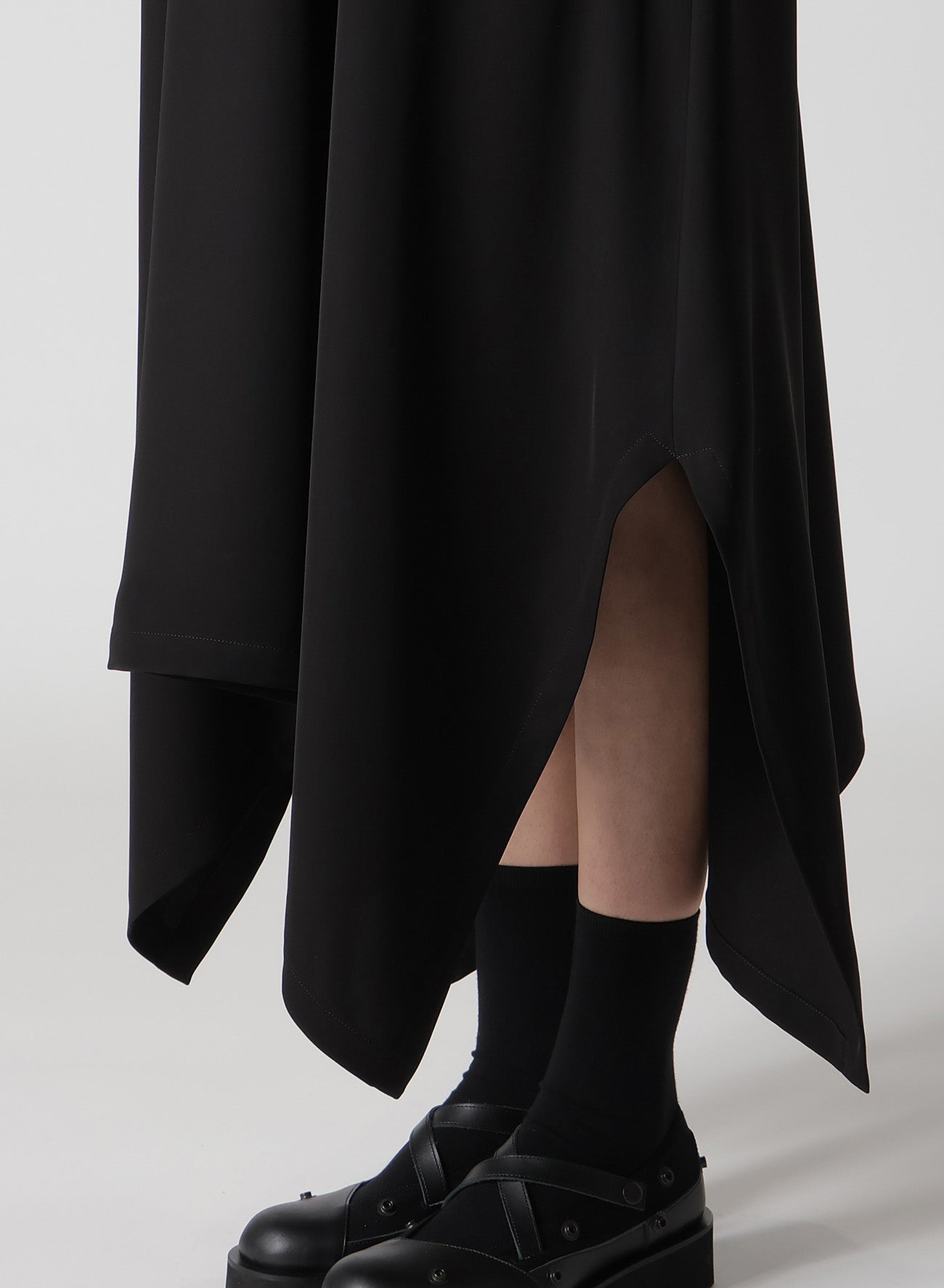 【12/13 10:00(JST) Release】DOUBLE SATIN V-NECK FLARE DRESS