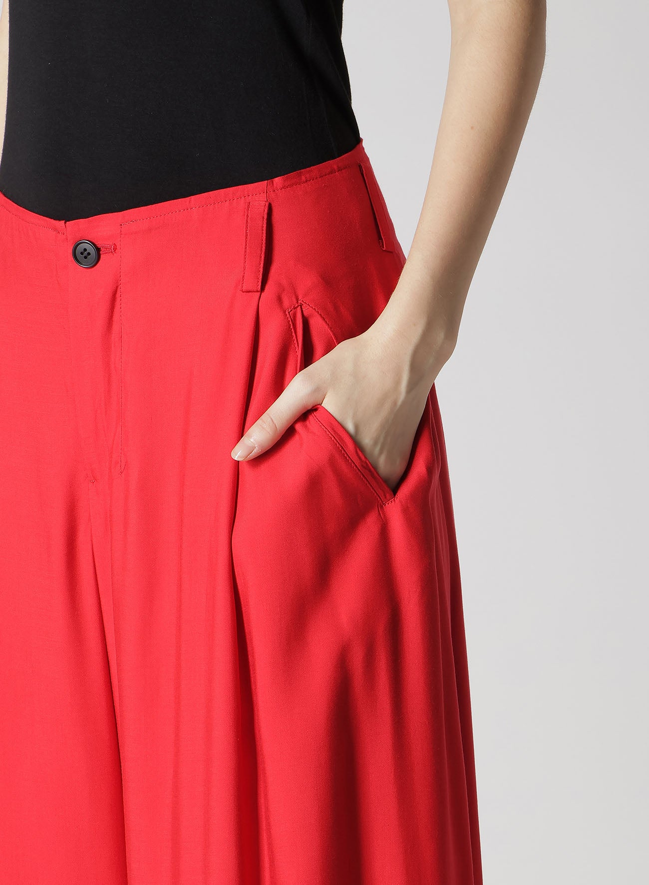 BACK SATIN CROSS WIDE TUCK PANTS