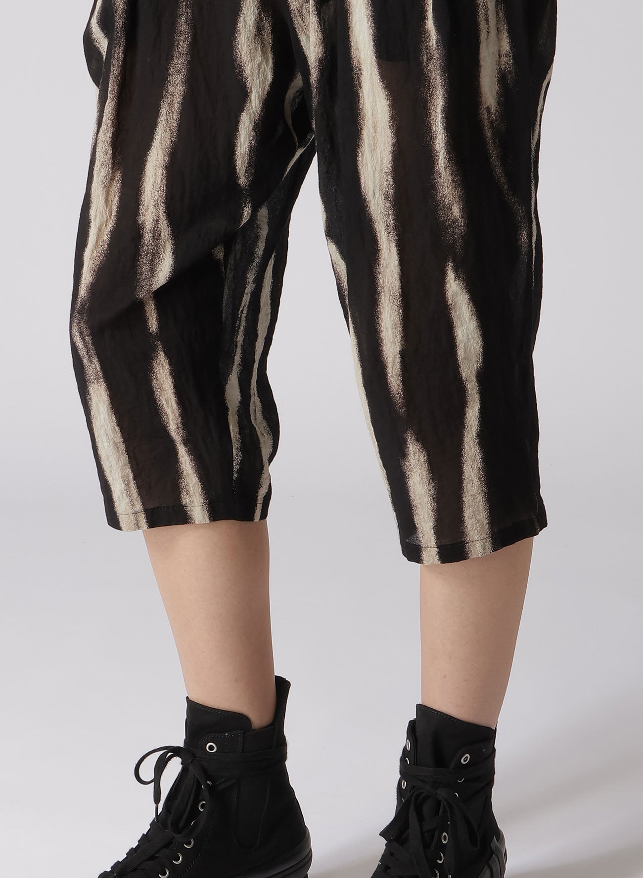 BLEACHED STRIPE SHORT LENGTH PLEATED PANTS