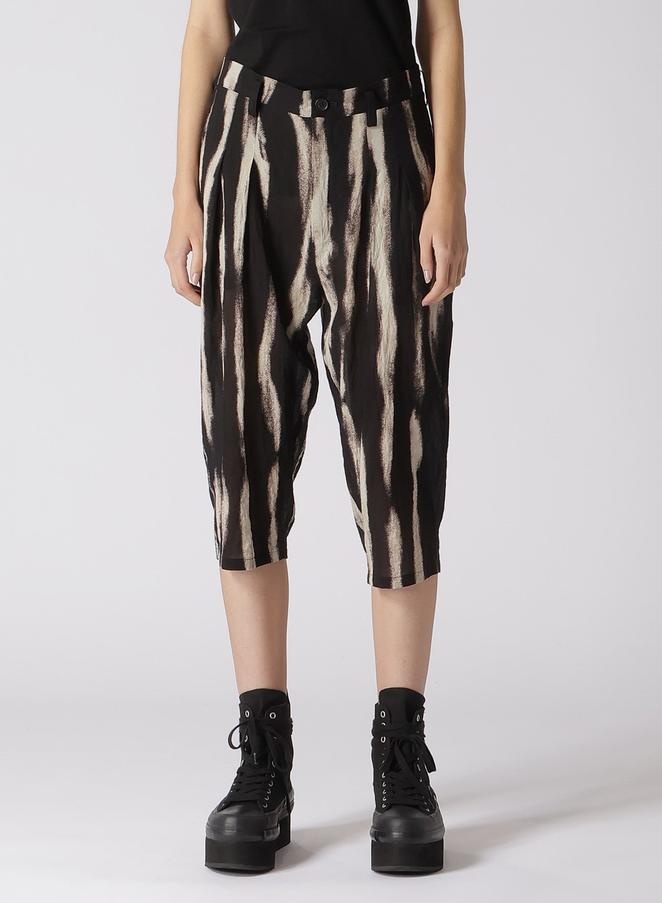 BLEACHED STRIPE SHORT LENGTH PLEATED PANTS