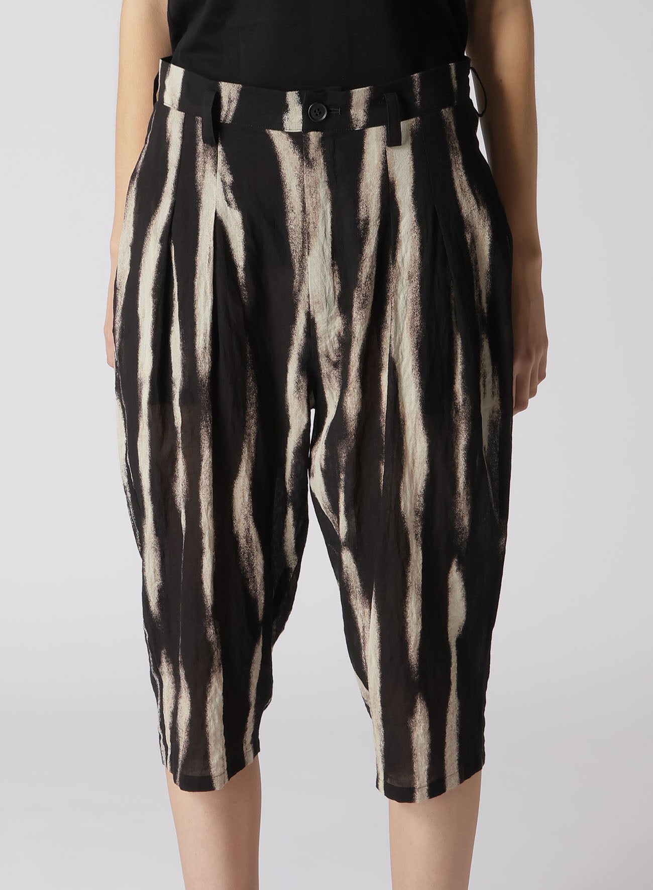 BLEACHED STRIPE SHORT LENGTH PLEATED PANTS