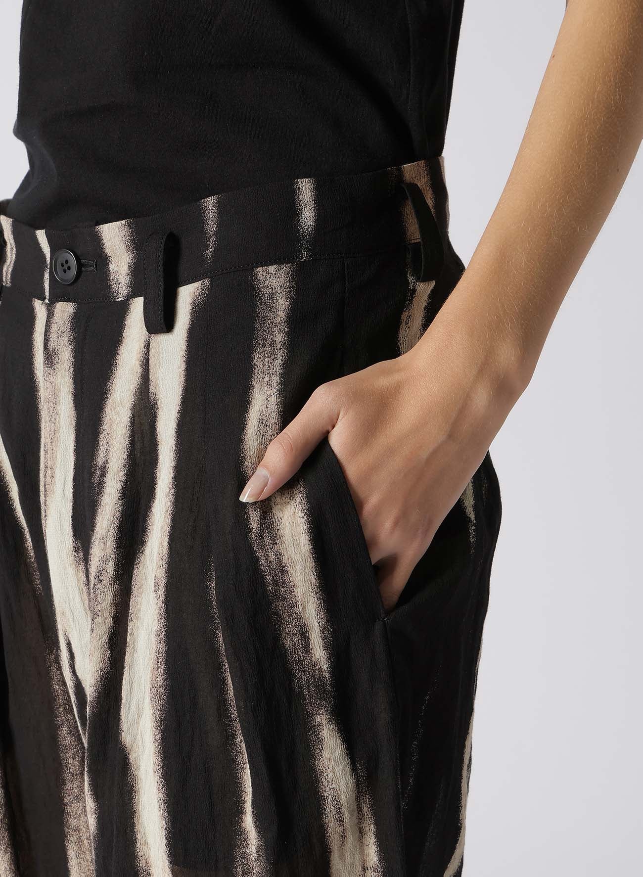 BLEACHED STRIPE SHORT LENGTH PLEATED PANTS