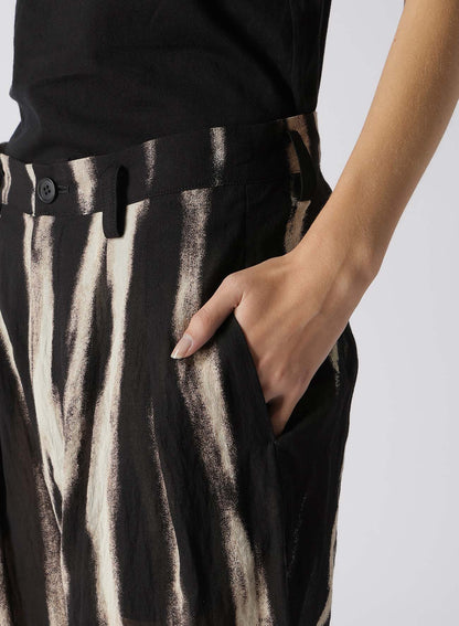BLEACHED STRIPE SHORT LENGTH PLEATED PANTS
