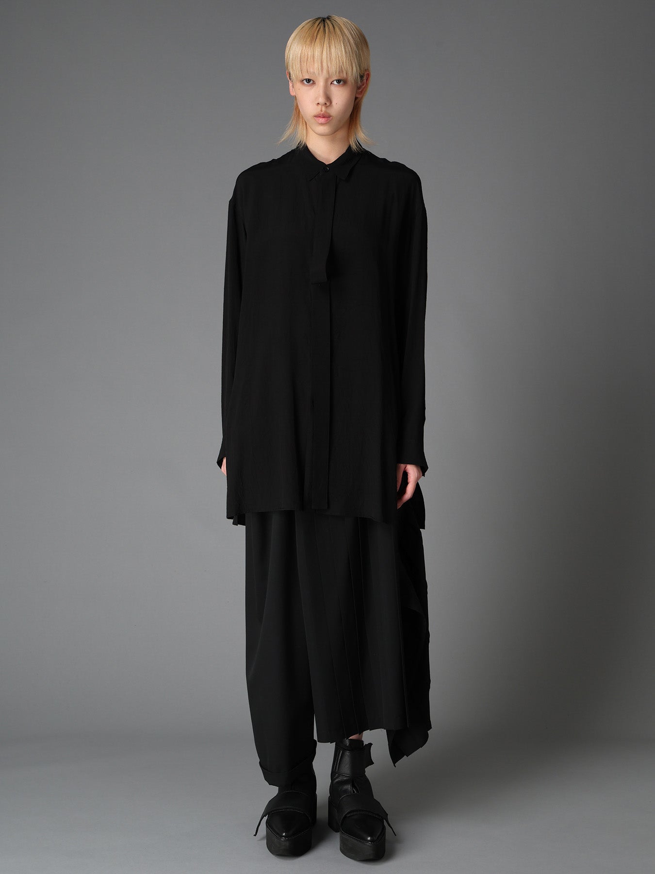 WRINKLED PLAIN WEAVE  FRONT TAPE DETAIL BLOUSE