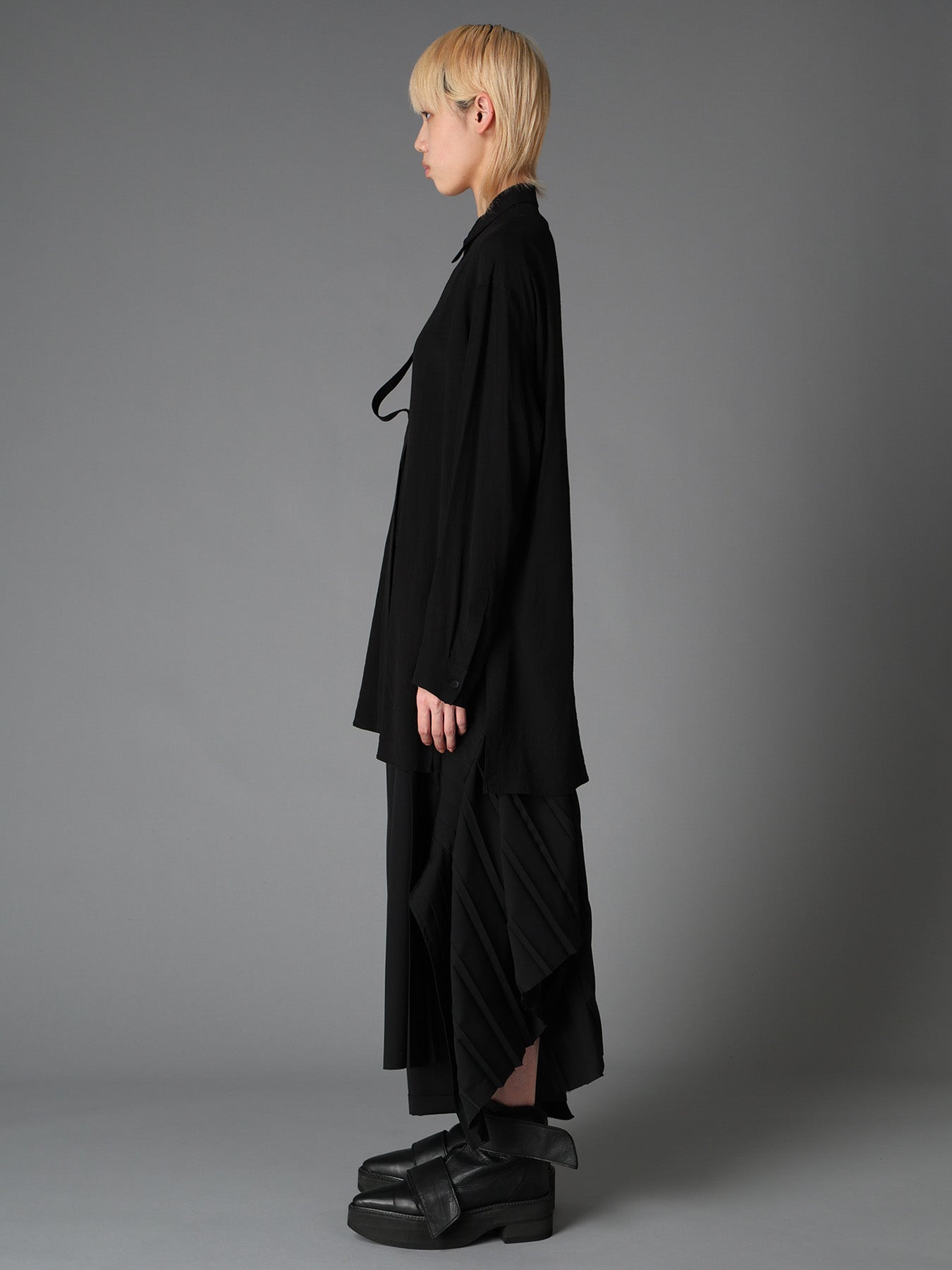 WRINKLED PLAIN WEAVE  FRONT TAPE DETAIL BLOUSE