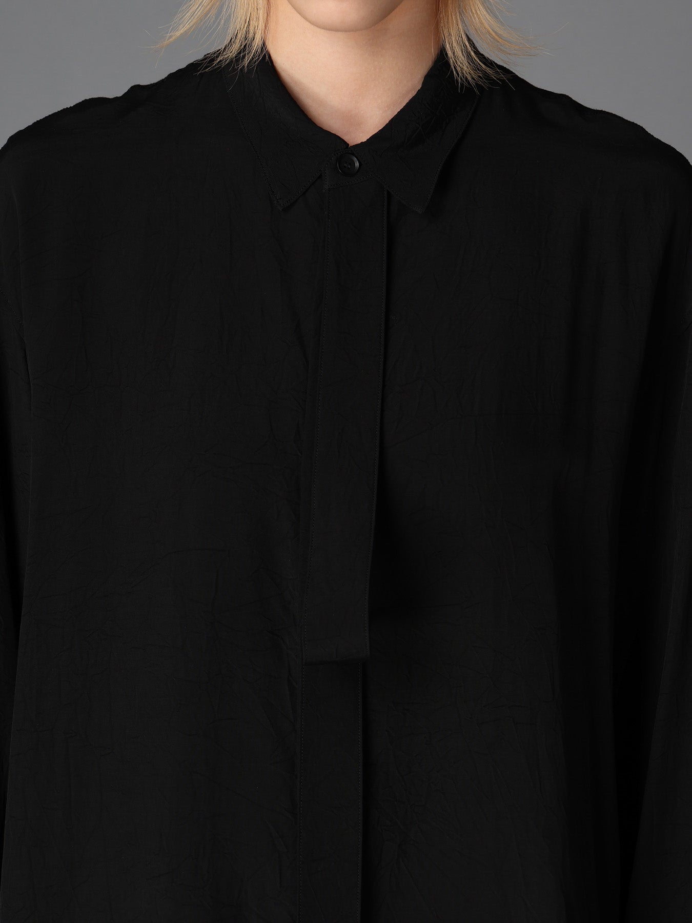 WRINKLED PLAIN WEAVE  FRONT TAPE DETAIL BLOUSE