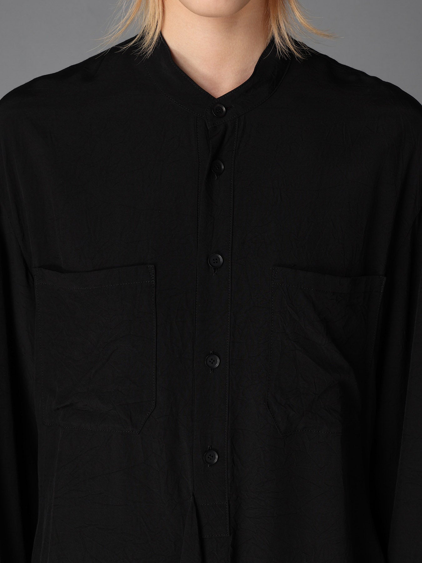 WRINKLED PLAIN WEAVE  STAND COLLAR BLOUSE