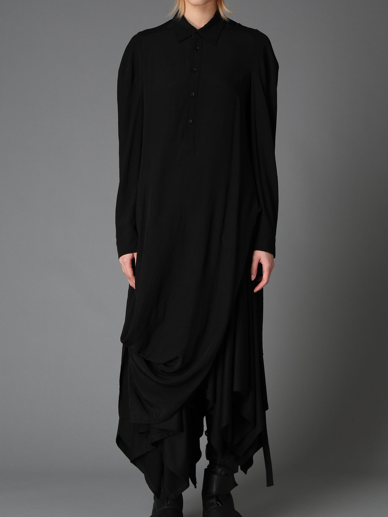 WRINKLED PLAIN WEAVE  DRAPED HEM BLOUSE