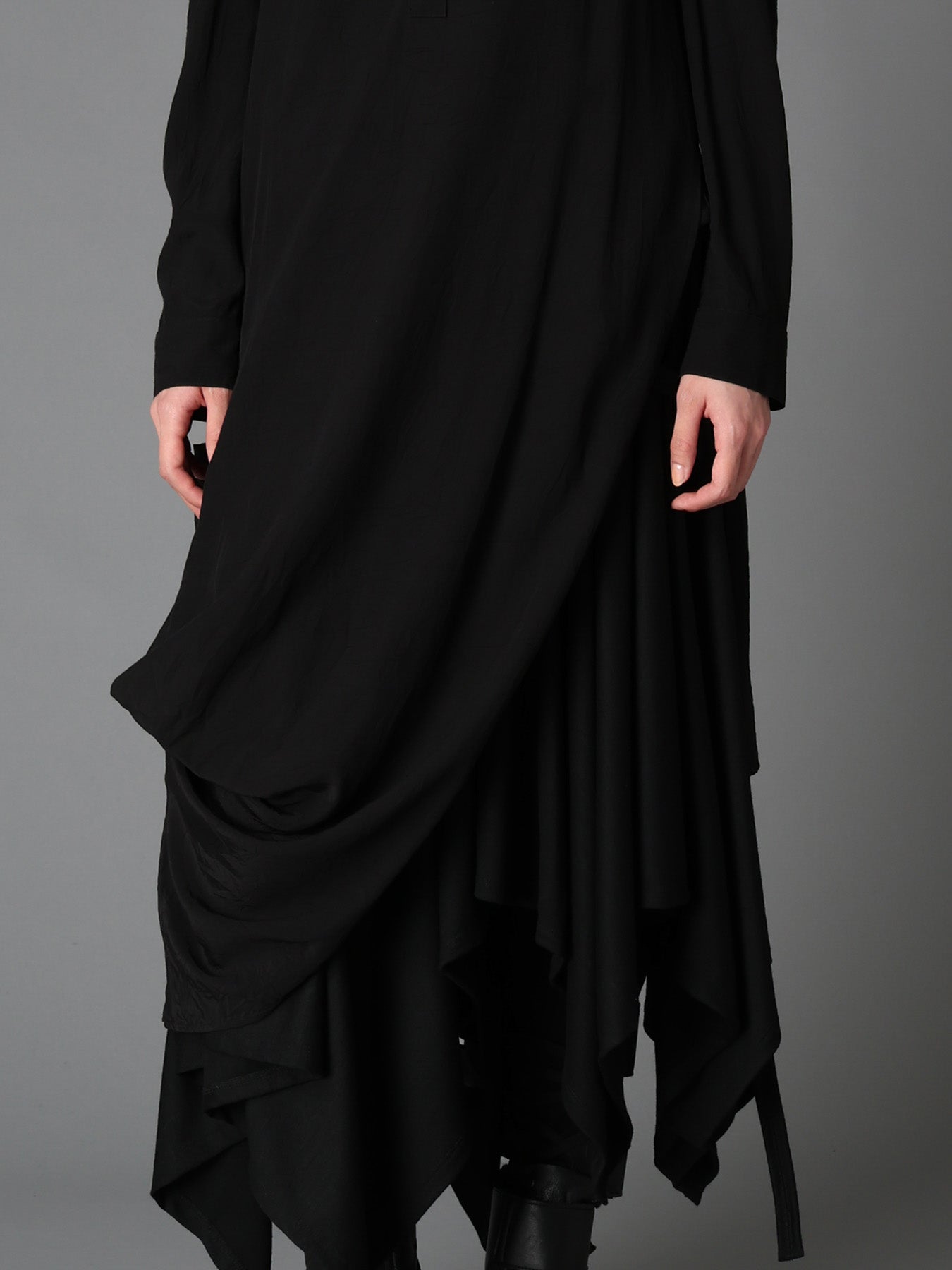 WRINKLED PLAIN WEAVE  DRAPED HEM BLOUSE