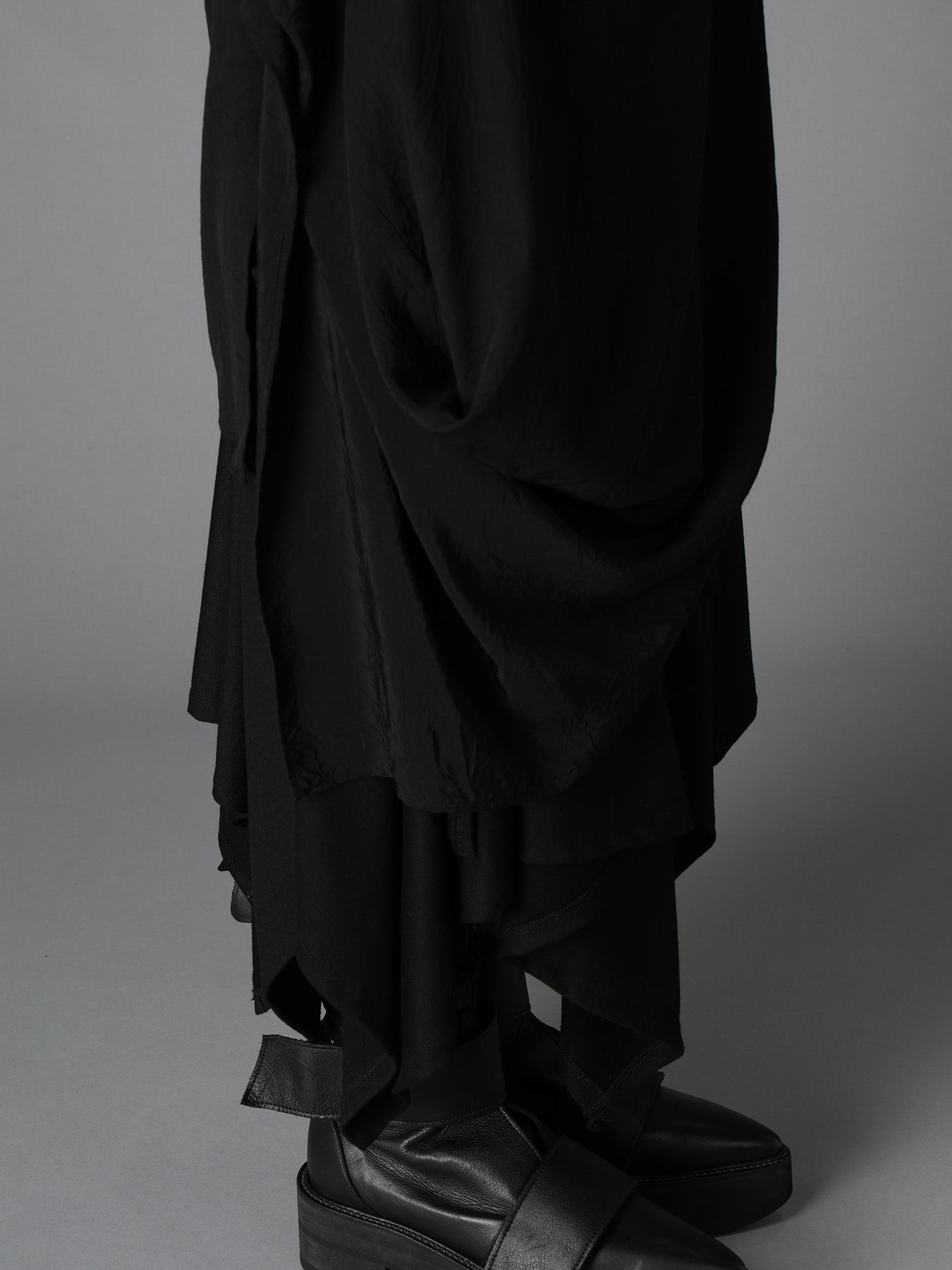 WRINKLED PLAIN WEAVE  DRAPED HEM BLOUSE