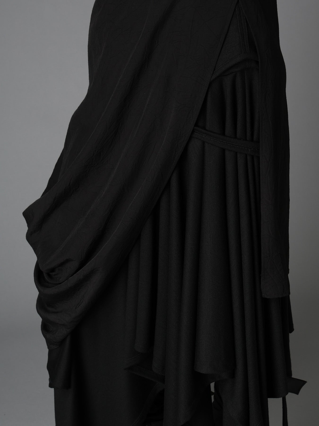 WRINKLED PLAIN WEAVE  DRAPED HEM BLOUSE